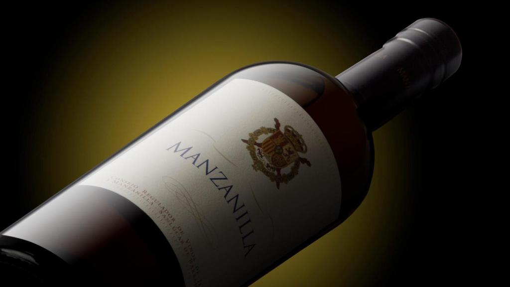 Botella de manzanilla servida en la boda. Se cambió su etiquetaje habitual por el escudo.