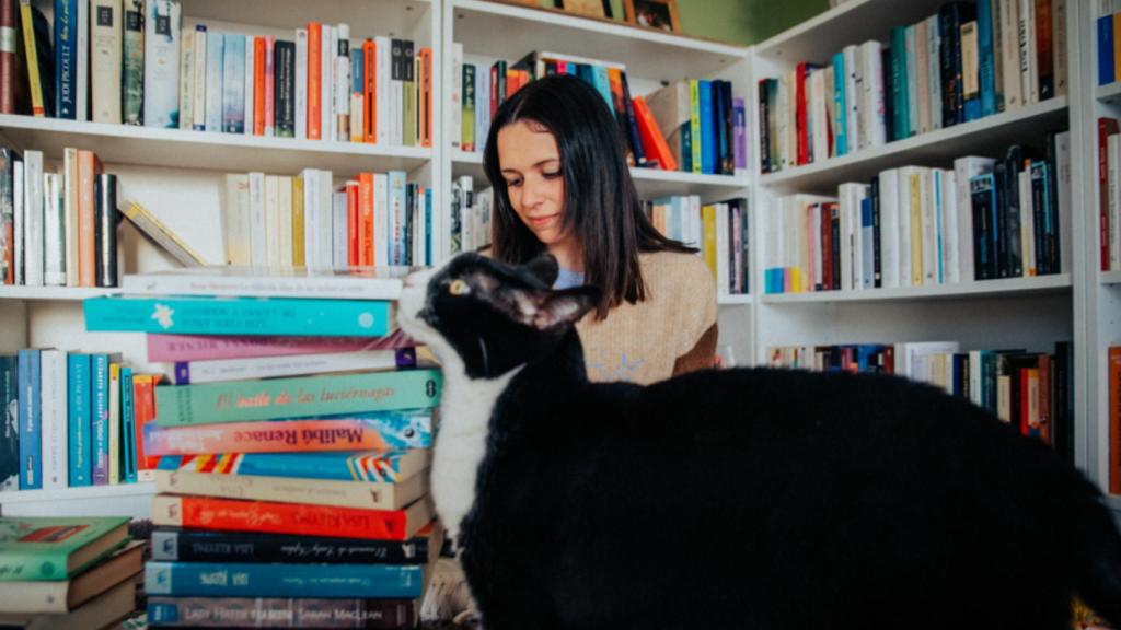 Alice Kellen y su gato.