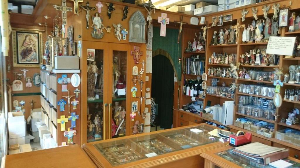 La calle Carretería tiene su propia tienda cofrade.