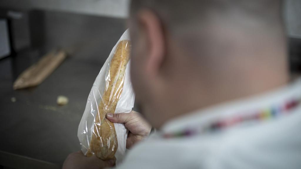 Julio López, observando una barra de supermercado.