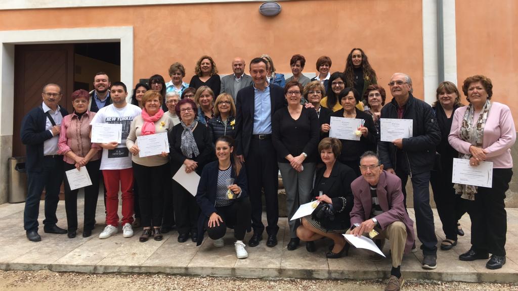 Alumando del taller municipal con el alcalde de Elche, Carlos González, en 2017.