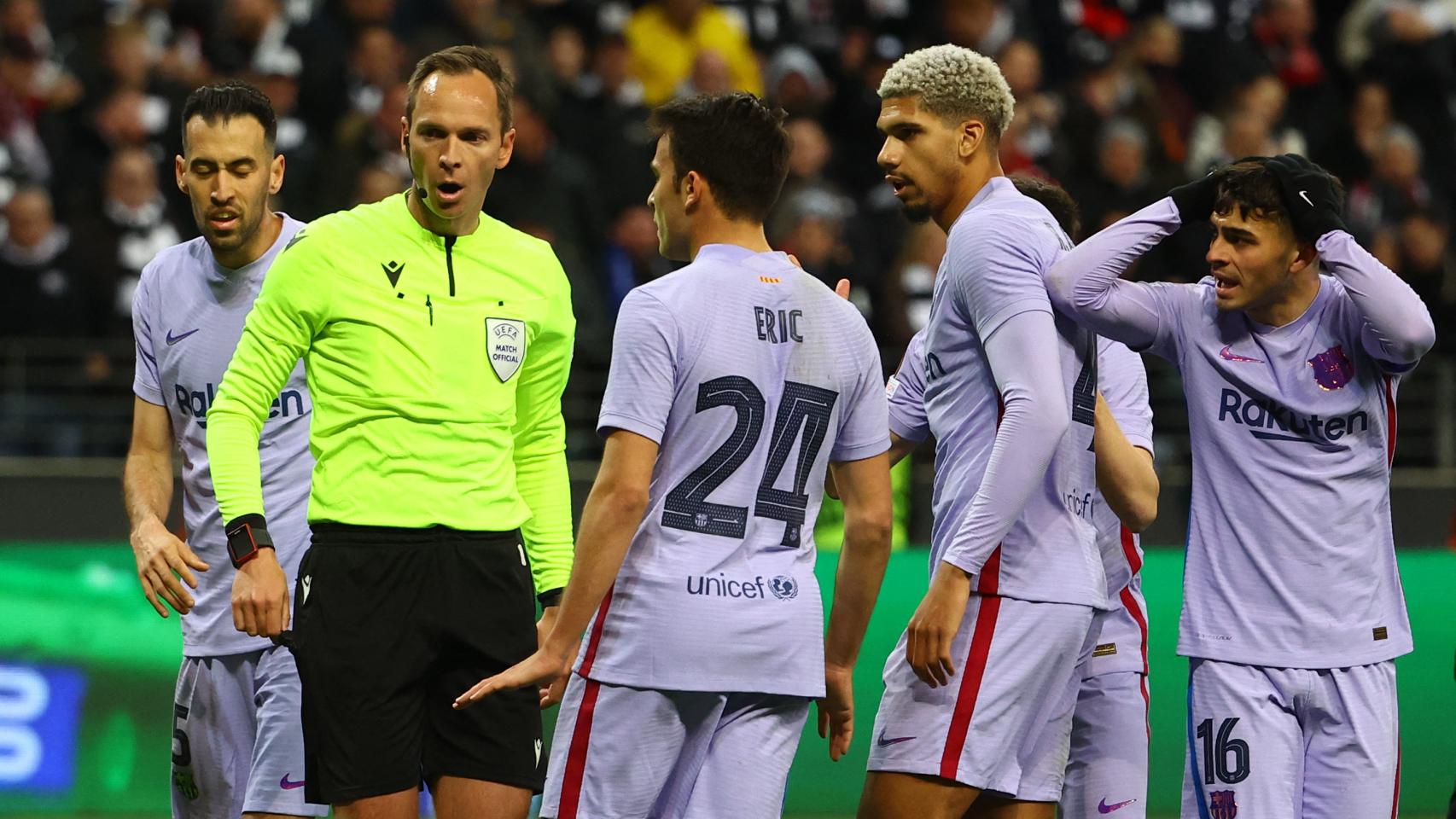 Los jugadores del Barça protestan al colegiado tras pitar penalti