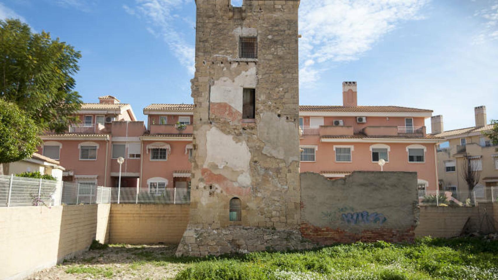 La Torre Placia de Alicante quedó rodeada de viviendas en 2000, ahora trasladarán el monumento.