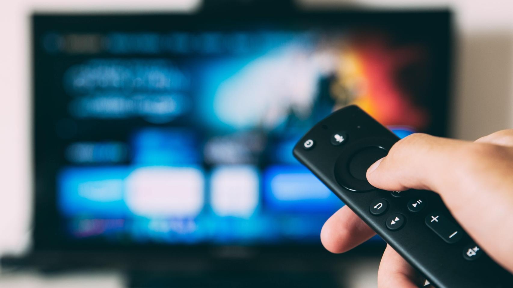 Un usuario navega por una plataforma digital de vídeo bajo demanda