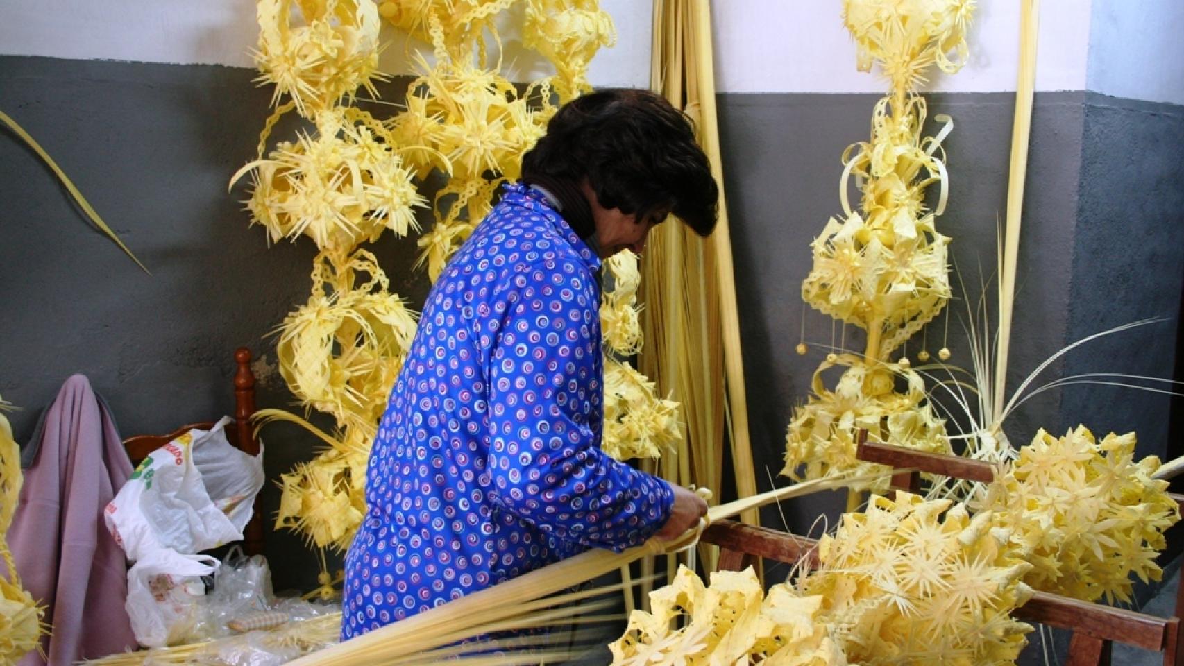 Una rizadora en su taller de Palma Blanca en Elche.
