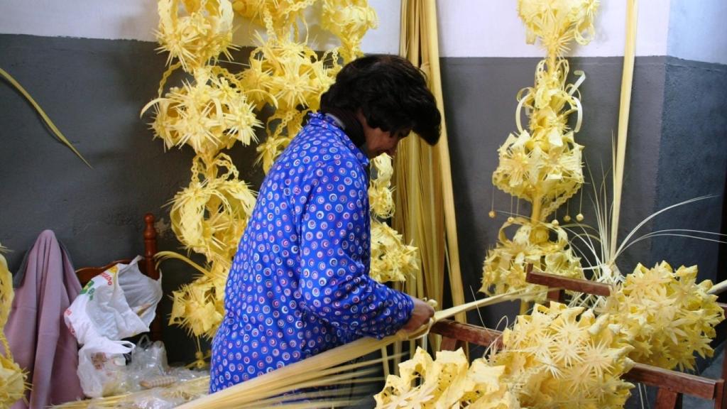Una rizadora en su taller de Palma Blanca en Elche.