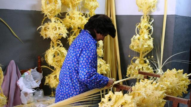 Una rizadora en su taller de Palma Blanca en Elche.
