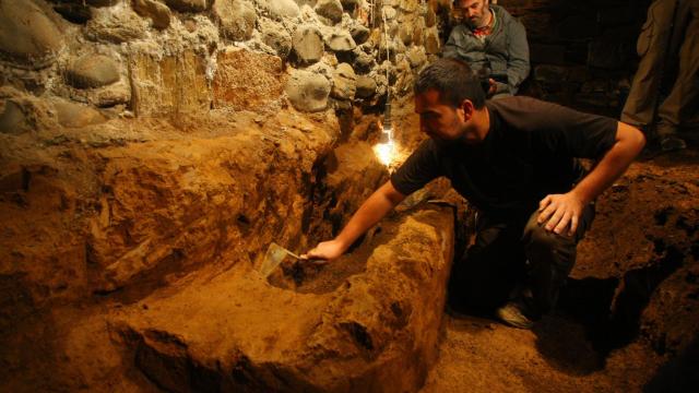 La Asociación para la Recuperación de la Memoria Histórica, ARMH, exhuma en 2014 los restos del guerrillero Claudio Macías, víctima de la dictadura franquista, enterrados en la bodega de su casa en Villalibre de la Jurisdicción (León)