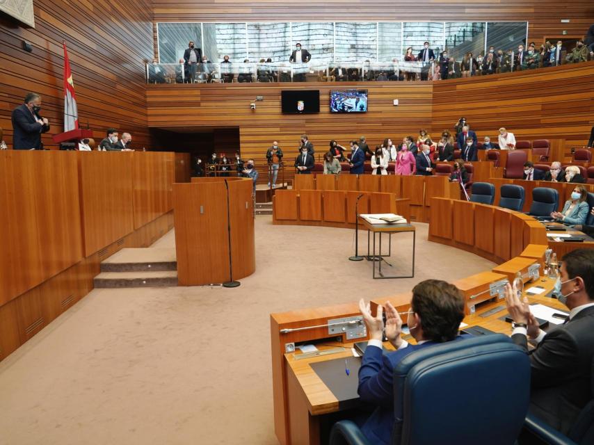 El presidente en funciones, Alfonso Fernández Mañueco, aplaude durante el pleno de constitución de las Cortes, el pasado 10 de marzo. / ICAL