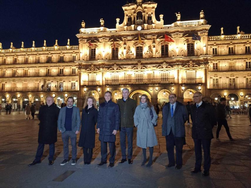 Miembros de la Corporación local, encabezados por el alcalde, asisten a la inauguración de la nueva iluminación en la Plaza Mayor