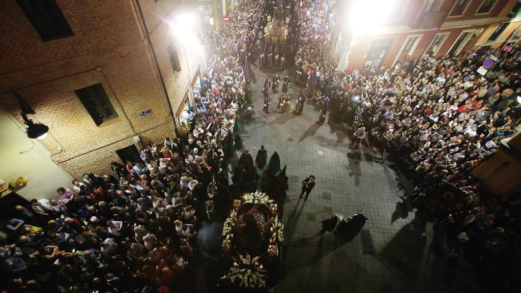 Procesión del Vía Crucis en la iglesia de la Santa Vera Cruz, donde se reza la lV Estación ante la imagen de Nuestra Señora de los Dolores