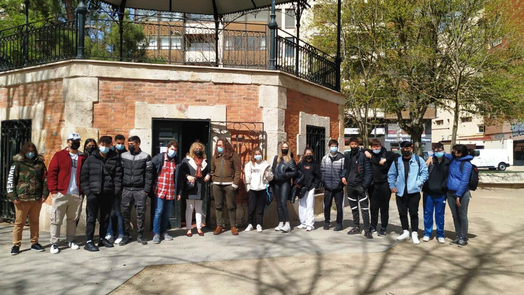 Jóvenes de Aranda de Duero recorren Zamora, sus murales y su huerto urbano en una jornada de convivencia