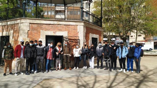 Jóvenes de Aranda de Duero recorren Zamora, sus murales y su huerto urbano en una jornada de convivencia