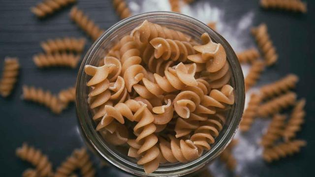 Un tarro de cristal con pasta integral.
