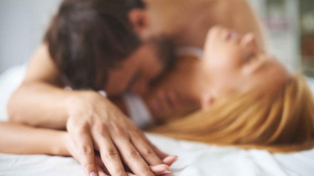 Una pareja practica sexo.