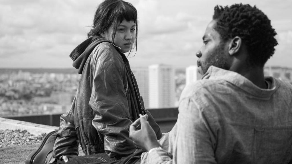 Émile (Lucie Zhang)  y Camille (Makita Samba) en un momento de la película 'París, distrito 13'.