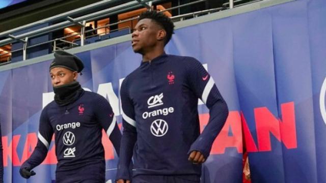 Mbappé y Tchouameni, durante una concentración de Francia