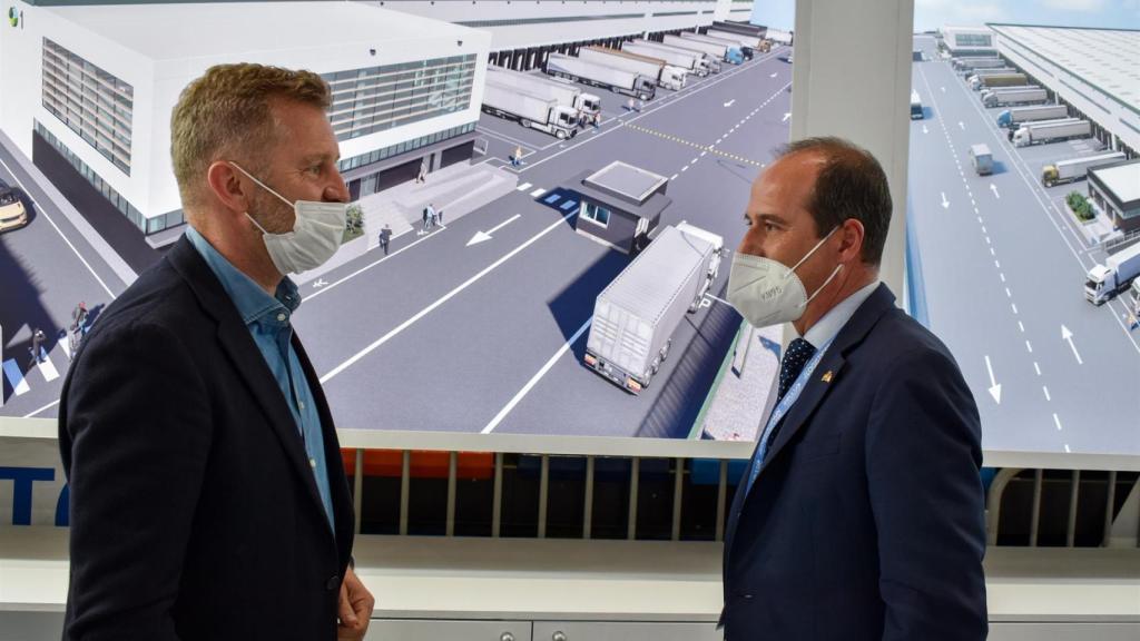 El alcalde de Guadalajara, Alberto Rojo, con el presidente de Prologis Eropa, Ben Bannatyne. Foto: Ayuntamiento de Guadalajara.