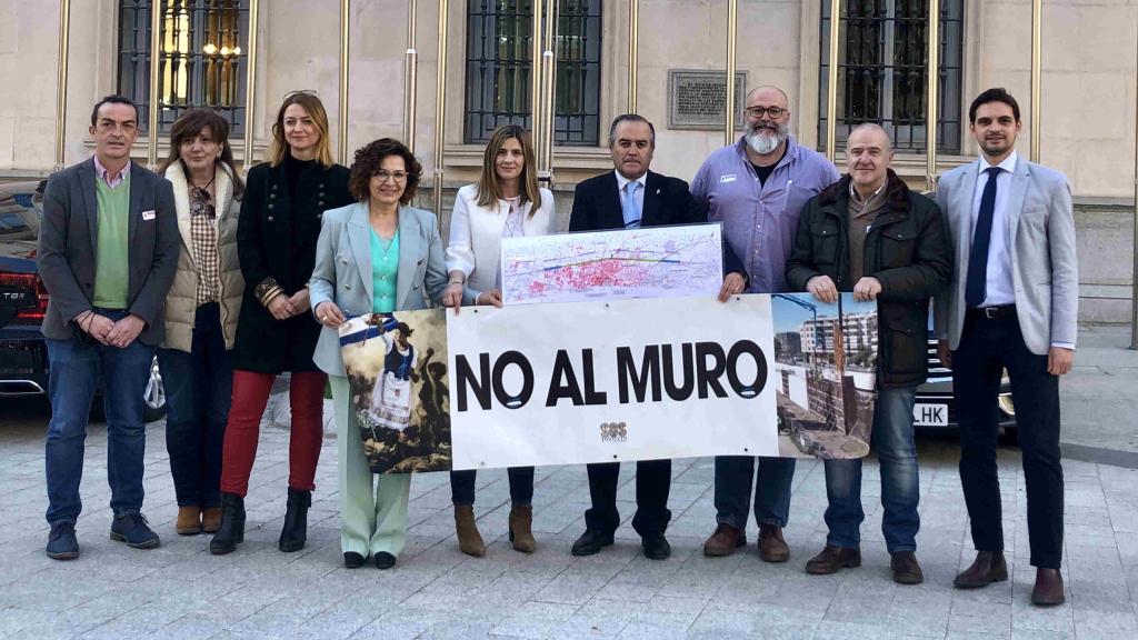 Los senadores toledanos del PP y representantes de la sociedad Talaverana a las puertas de la Cámara Alta.