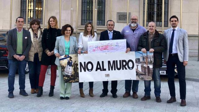Los senadores toledanos del PP y representantes de la sociedad Talaverana a las puertas de la Cámara Alta.
