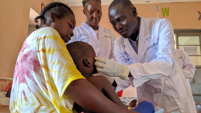 Un médico revisa a un niño que recibe tratamiento en un centro de salud asistido por World Vision en el condado de Yambio, capital del estado de Equatoria Occidental.