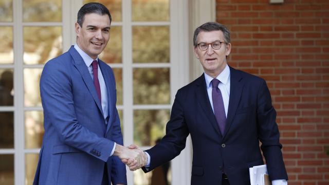 El presidente del Gobierno, Pedro Sánchez, recibe al presidente del PP, Alberto Núñez Feijóo, en Moncloa.