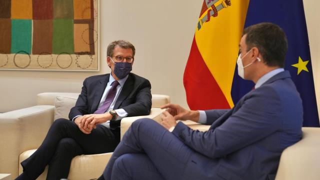 Alberto Núñez Feijóo y Pedro Sánchez,  el pasado 7 de abril en el Palacio de la Moncloa.