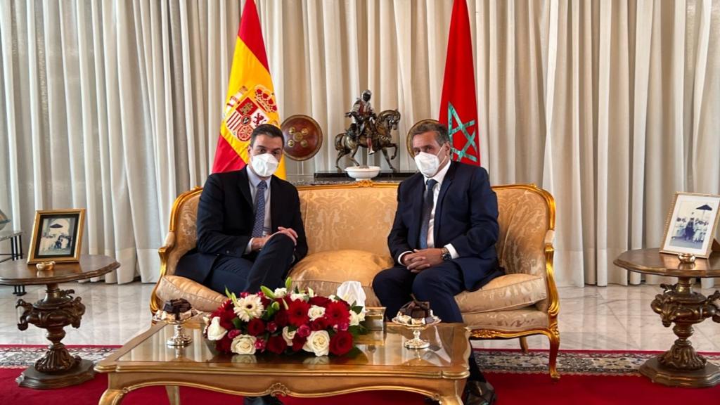 Pedro Sánchez junto al primer ministro marroquí, Aziz Ajanuch.