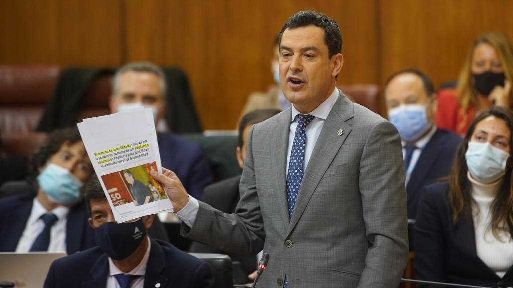 El presidente de la Junta, Juan Manuel Moreno Bonilla, este jueves en el último pleno del Parlamento andaluz.