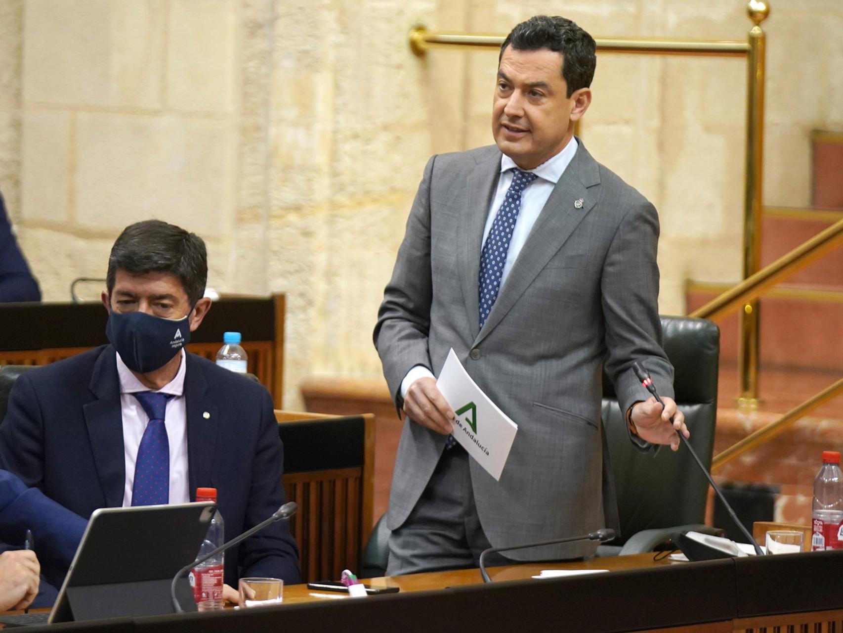 Juanma Moreno en el Parlamento andaluz.