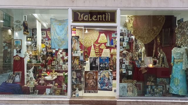 En Málaga encontramos una gran variedad de tiendas cofrades.