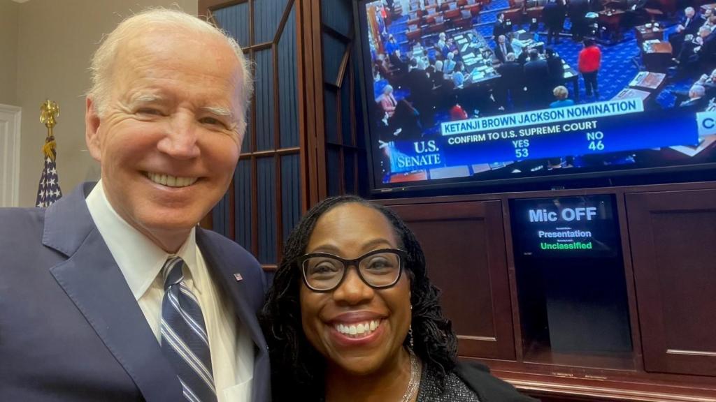Joe Biden junto a Ketanji Brown tras confirmarse su puesto en el Tribunal Supremo.