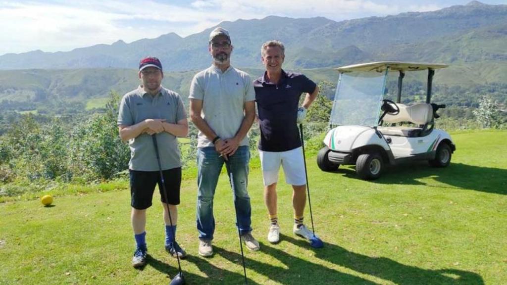 El alcalde José Luis Martínez-Almeida (izquierda) y su primo Carlos (derecha) en el campo de golf de Llanes (Asturias).