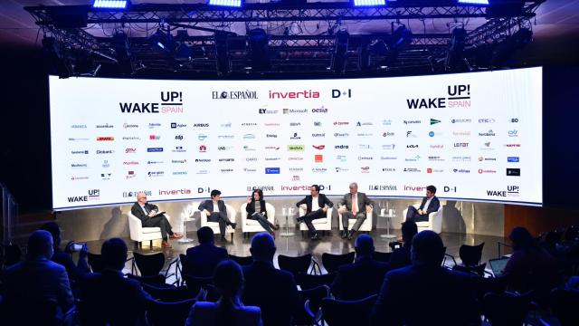 De izquierda a derecha: Pablo Priesca, director general de CTIC; Pablo Echevarría, CEO de Entelgy;  Noelia Hernández, redactora de D+I; Luis Ureta,  country general manager de Globant España;  Áureo Díaz-Carrasco, director de la Federación Española de Centros Tecnológicos (FEDIT); y Alfredo R. Cebrián, CEO y cofundador de Cuatroochenta.