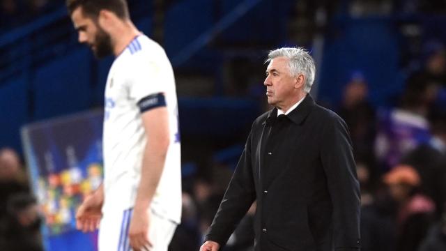 Ancelotti dando indicaciones con Nacho Fernández en un primer plano