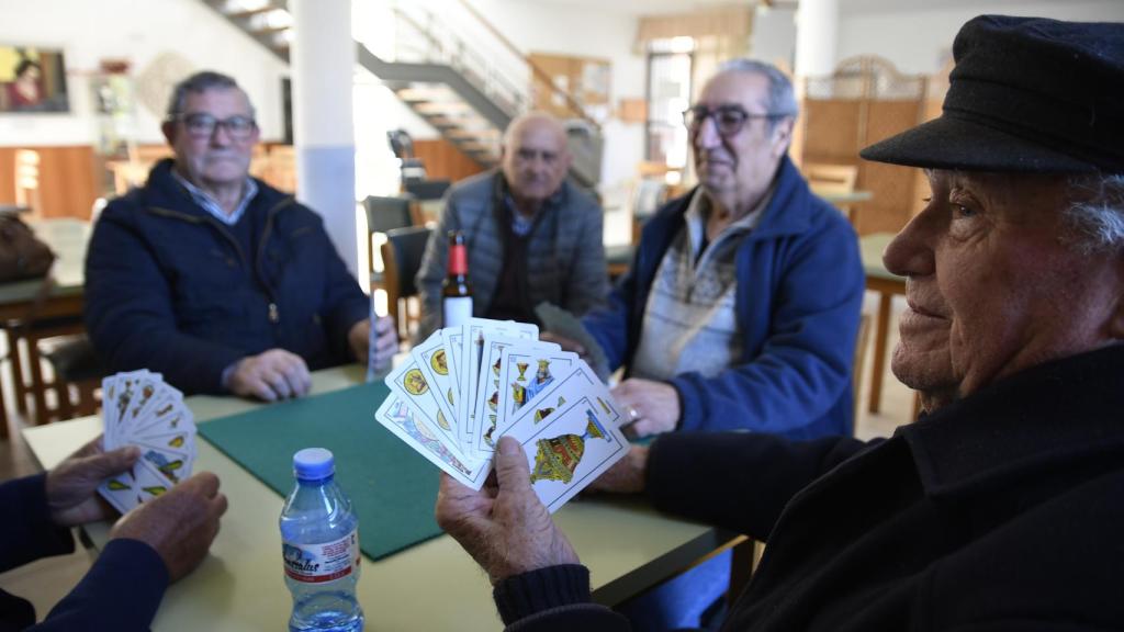 Diego Flores, uno de los veteranos de Palomares, enseña sus cartas a la cámara.