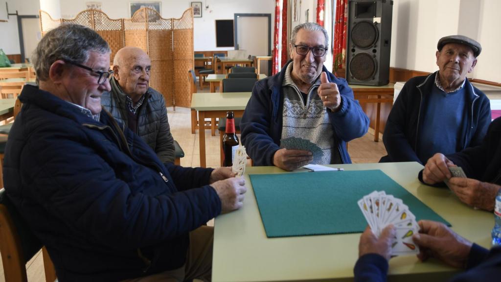 Los miembros de la partida, atendiendo a EL Español