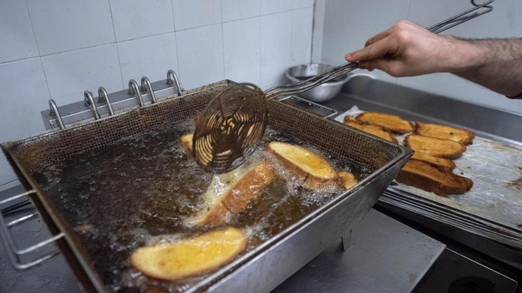 Torrijas en el obrador de una pastelería.