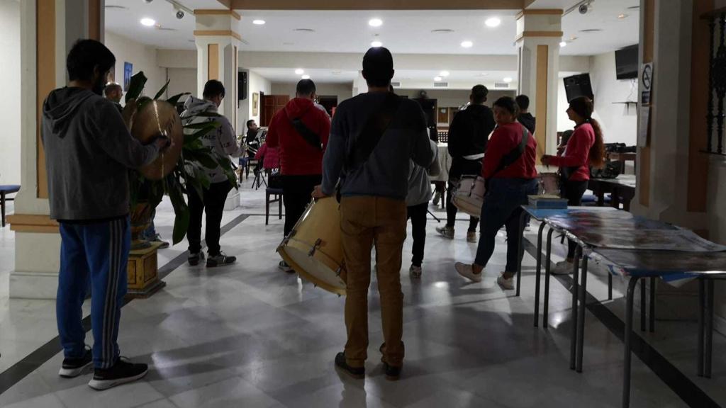 Ensayo de una banda de música en los días previos a su salida.