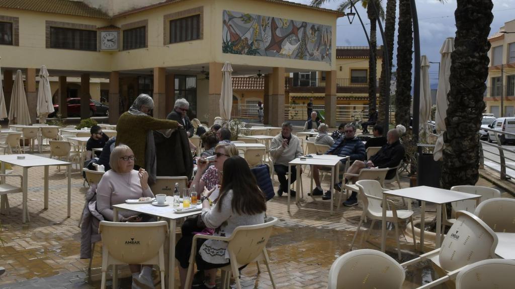 Extranjeros tomando el aperitivo en la plaza central de Palomares