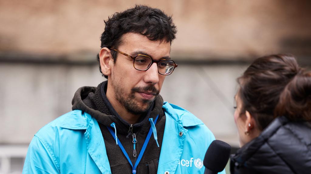 Juan Haro atendiendo a un medio de comunicación