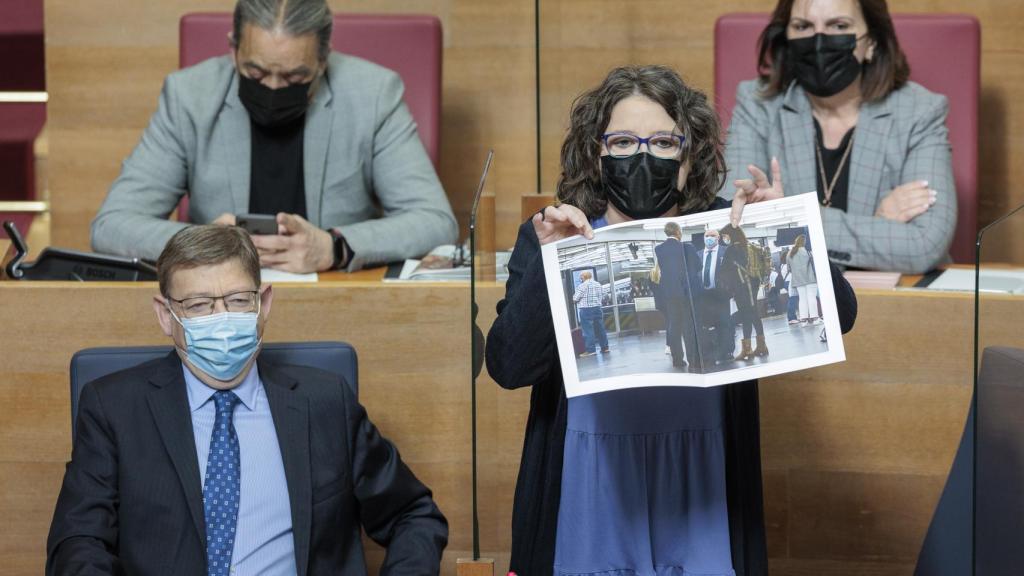 Mónica Oltra exhibiendo la foto del supuesto contubernio contra su persona.