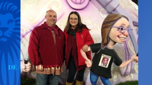 Mónica Oltra posa en una falla junto al empresario al que ahora acusa de hablar con Camps y Seguí.