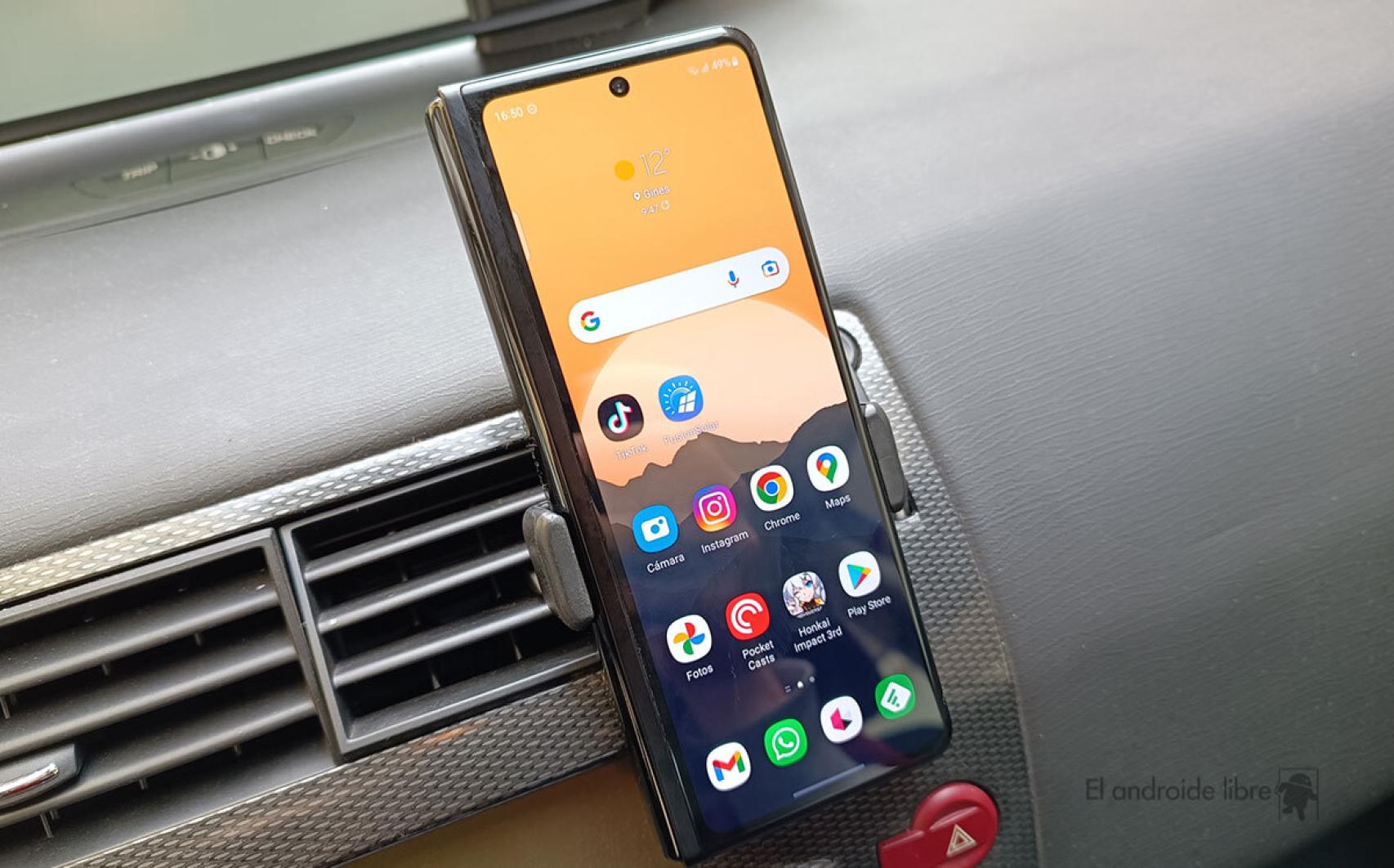 Samsung Galaxy Z Fold 3 en un soporte genérico de coche