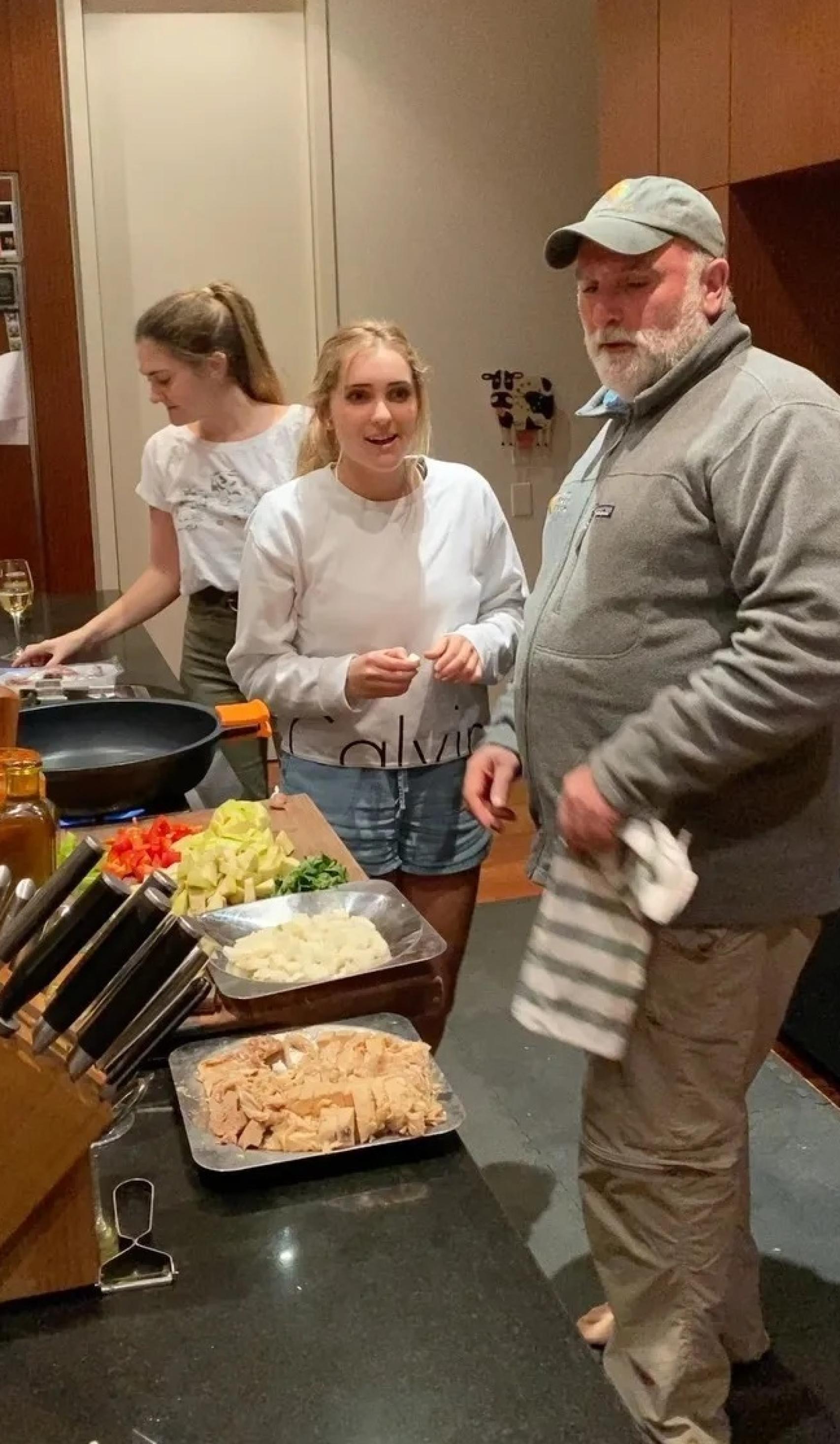 José Andrés cocinando con sus hijas