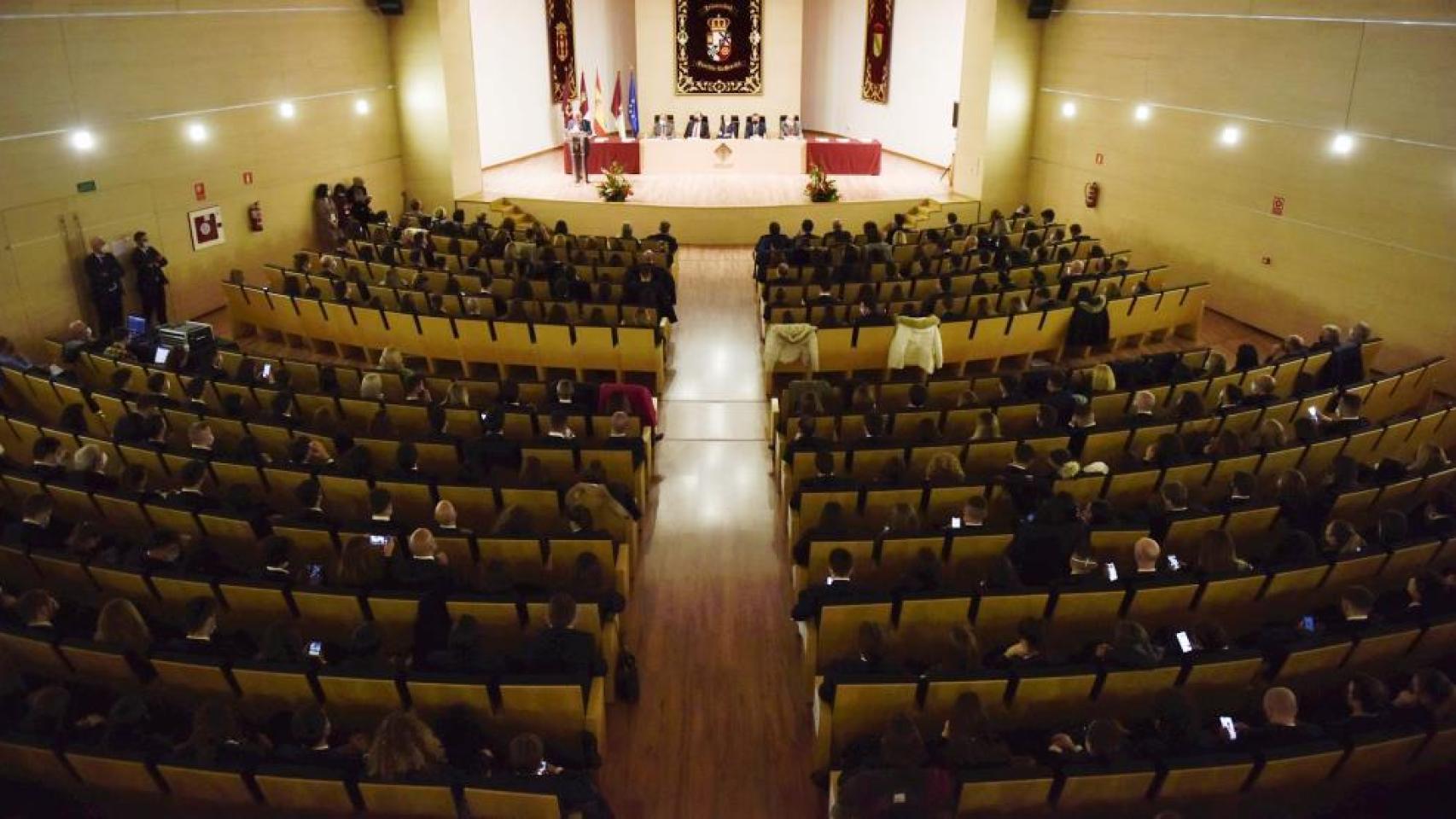 Acto de entrega de diplomas a los nuevos funcionarios ayudantes de Prisiones en Cuenca.