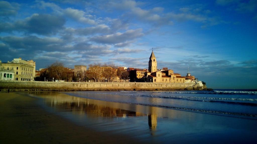 Gijón, al final de su playa de San Lorenzo