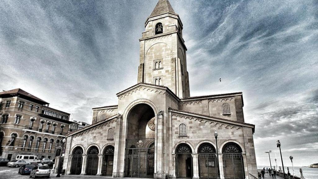 La Iglesia de San Pedro Apóstol del Gijón, al borde del mar.
