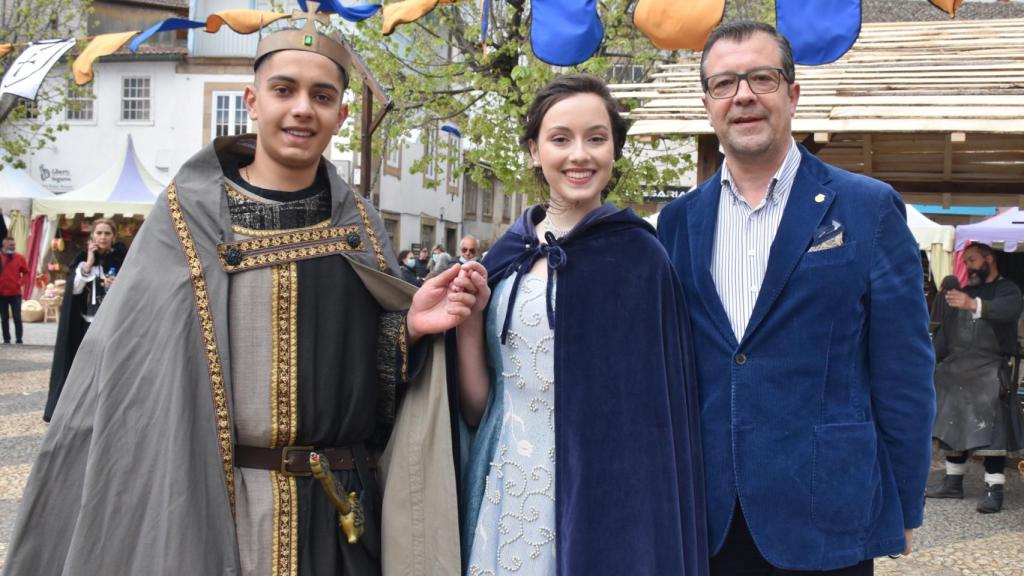 El presidente de la Câmara Municipal, Nuno Gonçalves, junto a los actores que reencarnan a  D. Dinis y su esposa