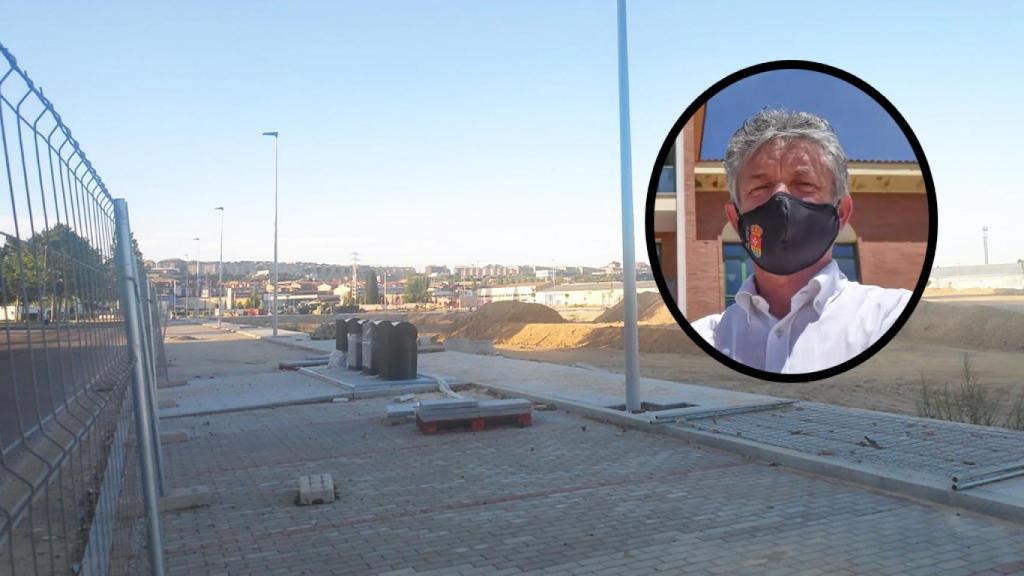 Sarbelio Fernández, alcalde de Arroyo, y los terrenos en los que irá ubicado el nuevo Mercadona
